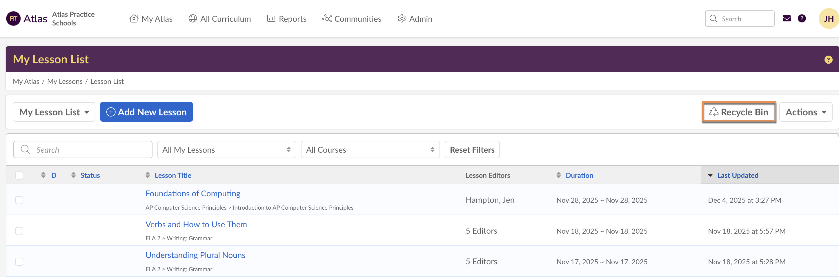 لقطة شاشة: يمكنك العثور على سلة المحذوفات للدروس في الزاوية العلوية اليمنى من صفحة "دروسي" وفي أي درس من دروس الوحدة.